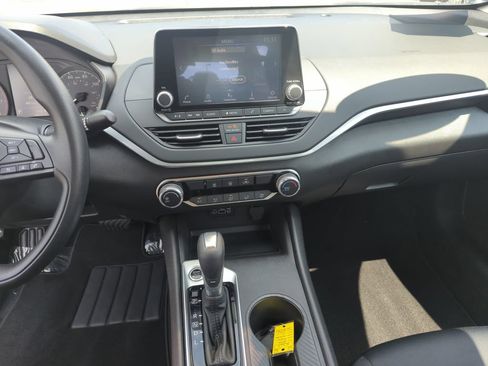 Used 2025 Nissan Altima 2.5 S FWD image 13