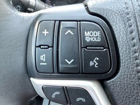 Used 2017 Toyota Highlander XLE FWD image 18