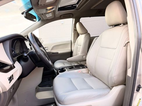 Used 2017 Toyota Sienna XLE Premium image 13