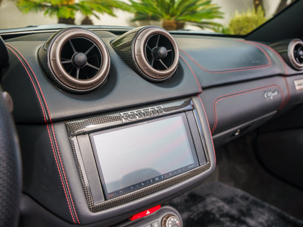 Used 2010 Ferrari California RWD image 16