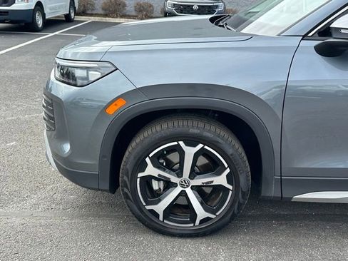 Certified 2025 Volkswagen Tiguan SE w/ Panoramic Sunroof Package AWD/4WD image 7