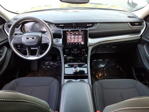 Used 2023 Jeep Grand Cherokee Laredo AWD/4WD image 18