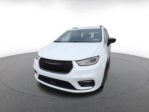 Used 2025 Chrysler Pacifica Limited image 7