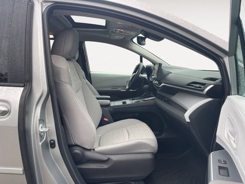 Used 2025 Toyota Sienna LE w/ LE Plus Package FWD image 15