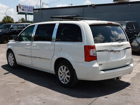 Used 2013 Chrysler Town & Country Touring FWD image 5