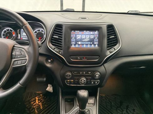 Used 2019 Jeep Cherokee Latitude Plus w/ Comfort/Convenience Group FWD image 30