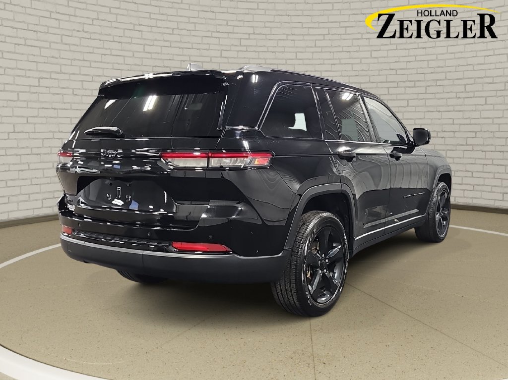 Used 2024 Jeep Grand Cherokee Altitude AWD/4WD image 5