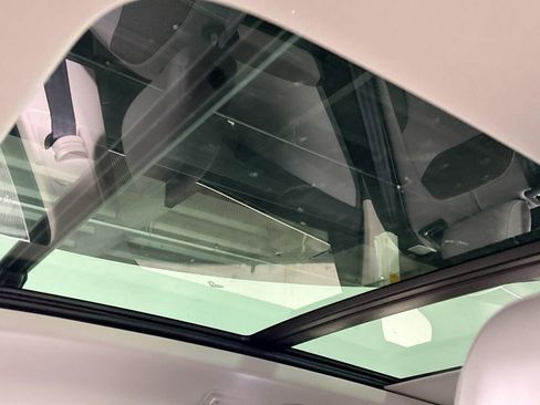 Used 2022 Volkswagen Taos SE w/ Panoramic Sunroof Package image 19