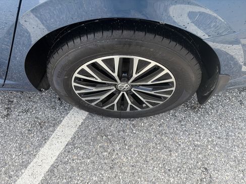 Used 2019 Volkswagen Jetta SE w/ Cold Weather Package image 10