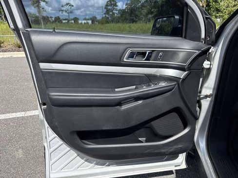 Used 2017 Ford Explorer XLT w/ Equipment Group 202A FWD image 18