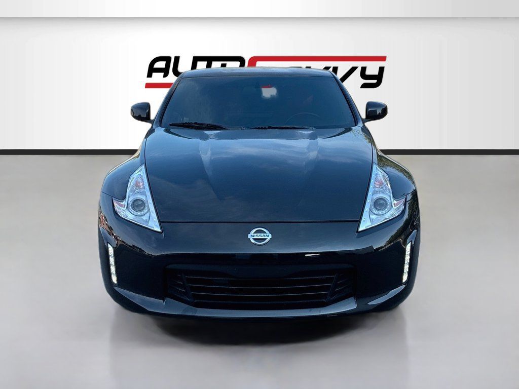 Used 2014 Nissan 370Z Coupe RWD image 2