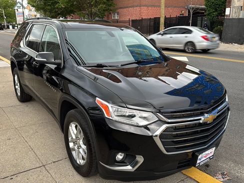Used 2021 Chevrolet Traverse LT image 9