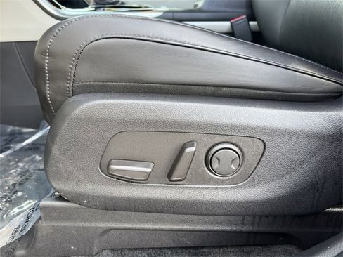 Used 2024 Kia Carnival EX image 11