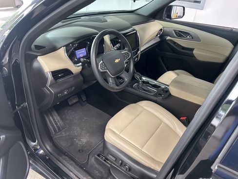 Used 2023 Chevrolet Traverse LT FWD image 3