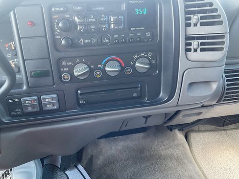 Used 2009 GMC Sierra 2500 SLT w/ SLT Convenience Package AWD/4WD image 22