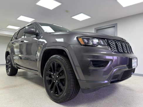 Used 2017 Jeep Grand Cherokee Altitude AWD/4WD image 4