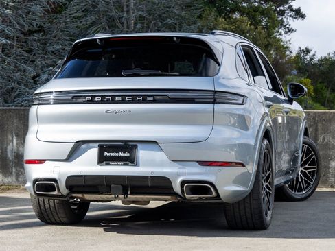 Certified 2025 Porsche Cayenne AWD/4WD image 11