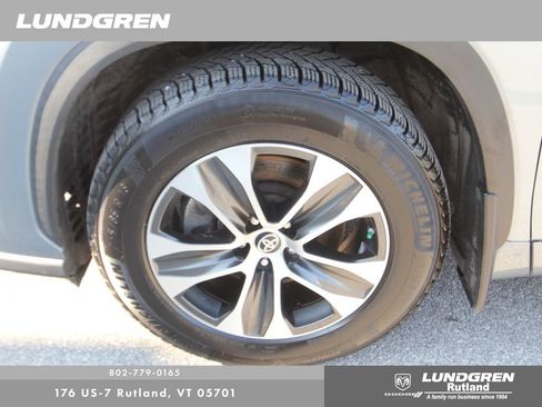 Used 2021 Toyota Highlander XLE AWD/4WD image 15