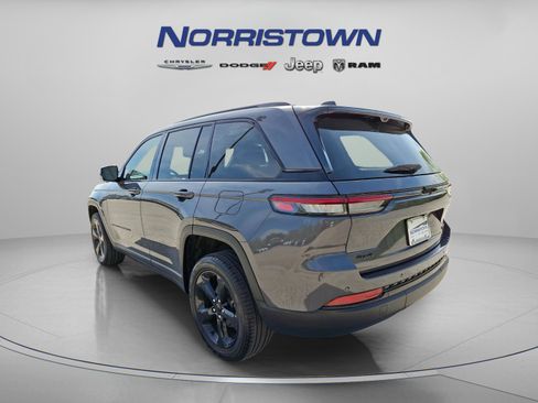 Certified 2023 Jeep Grand Cherokee Limited w/ Luxury Tech Group II image 4