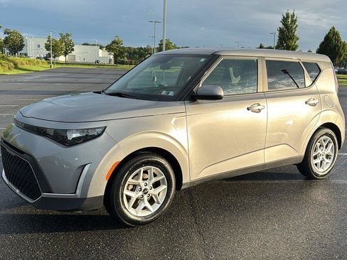Used 2023 Kia Soul LX w/ Option Group 015 FWD image 11