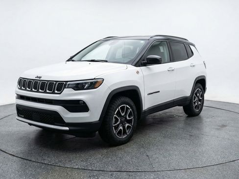 Used 2025 Jeep Compass Trailhawk AWD/4WD image 3