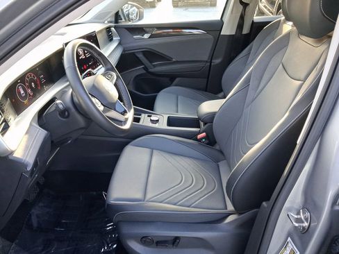 Certified 2025 Volkswagen Tiguan SE FWD image 14
