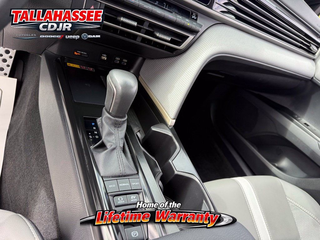 Used 2025 Toyota Camry SE w/ Convenience Package FWD image 30
