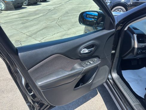 Used 2017 Jeep Cherokee Latitude FWD image 7