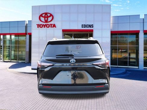 Used 2025 Toyota Sienna XLE FWD image 4