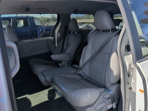 Certified 2017 Toyota Sienna XLE image 6