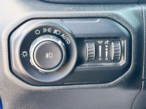 Used 2018 Jeep Wrangler Unlimited Sahara AWD/4WD image 32