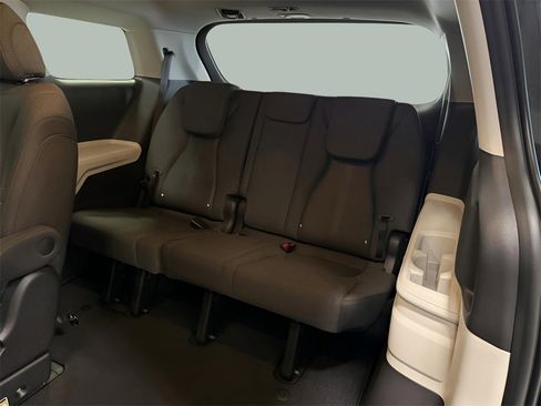 Used 2022 Kia Carnival LX image 24