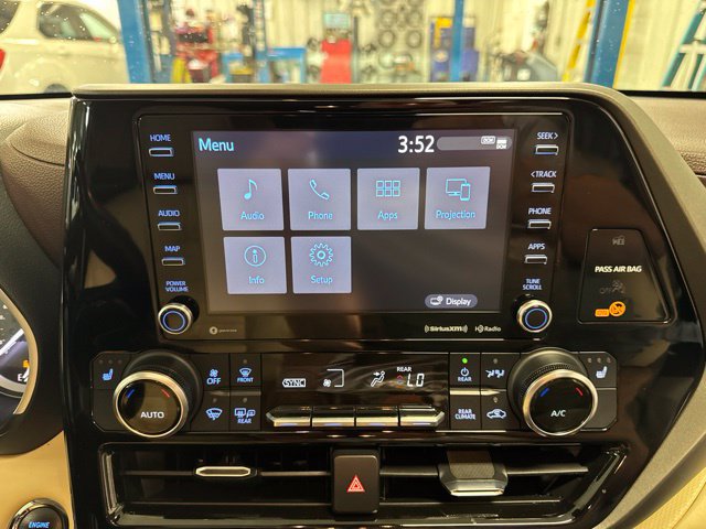 Used 2022 Toyota Highlander XLE AWD/4WD image 24