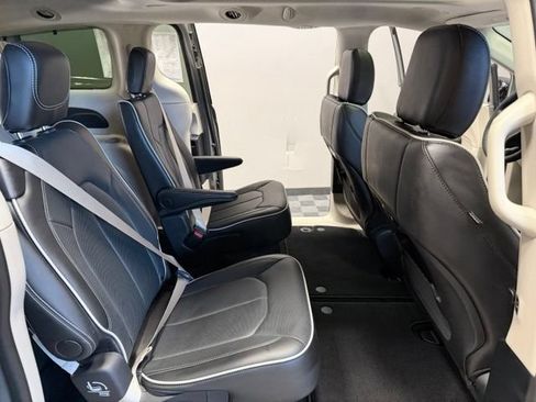 Used 2024 Chrysler Pacifica Limited FWD image 27