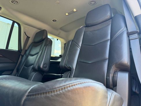 Used 2019 Cadillac Escalade Premium Luxury AWD/4WD image 10