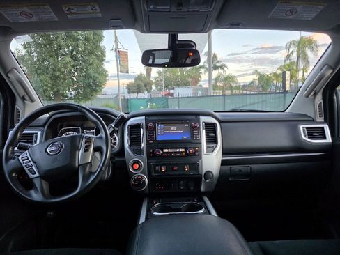 Used 2017 Nissan Titan SV image 6