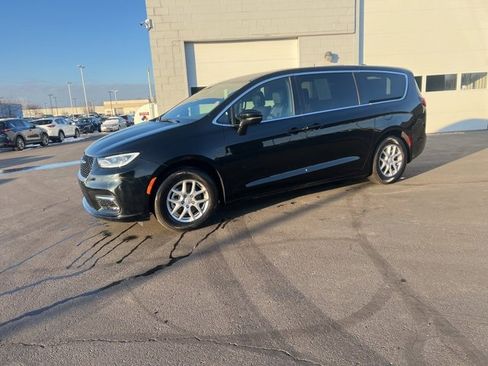 Used 2026 Chrysler Pacifica Select image 15