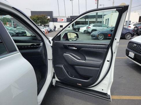 Used 2023 Toyota Highlander XLE FWD image 9