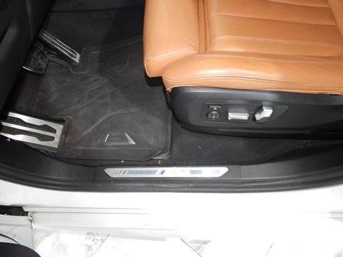 Used 2021 BMW X5 xDrive40i w/ M Sport Package image 14