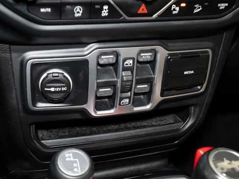 Used 2018 Jeep Wrangler Unlimited Sahara AWD/4WD image 19