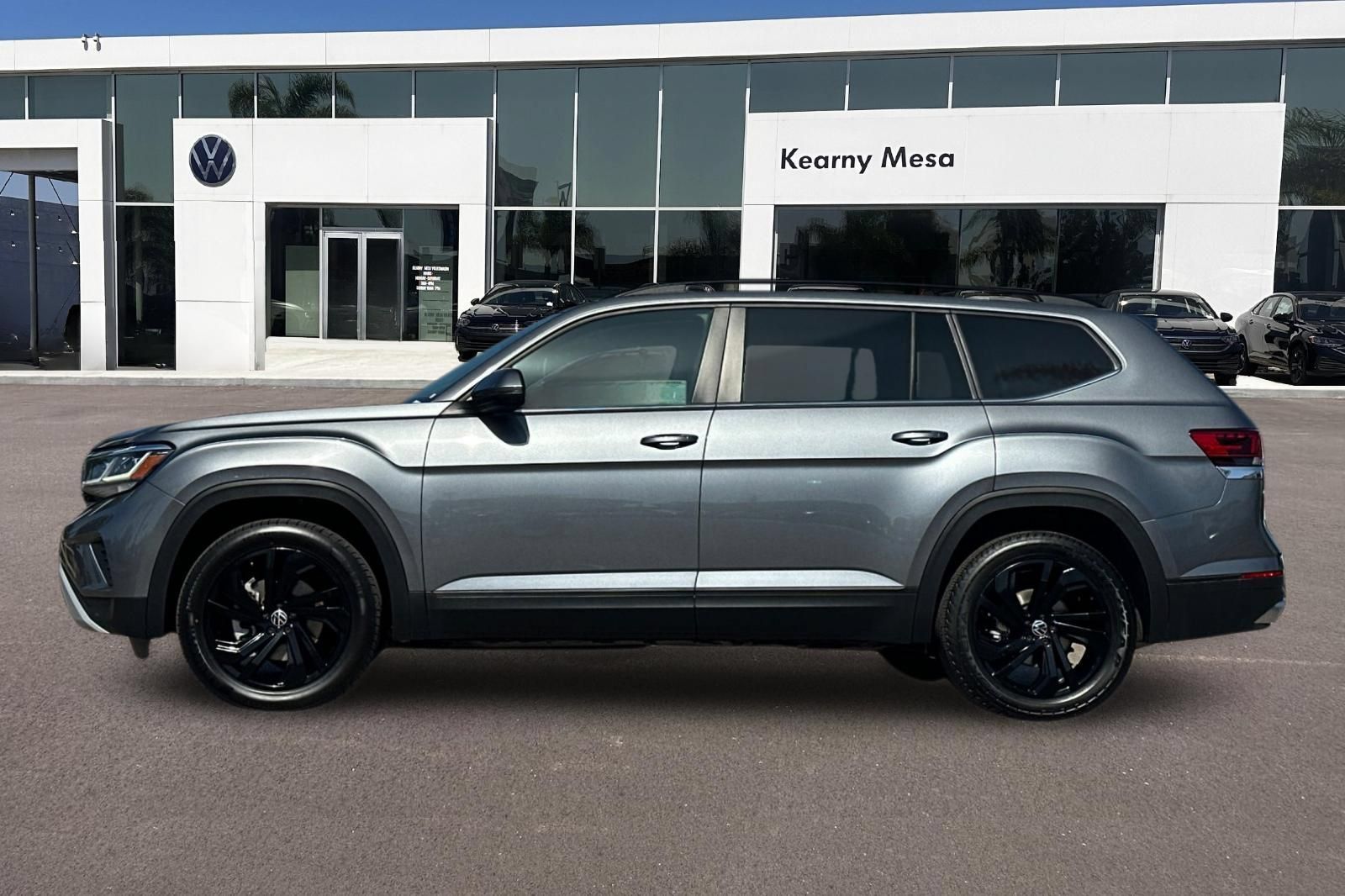 Used 2023 Volkswagen Atlas SE w/ Black Wheel Package FWD image 7