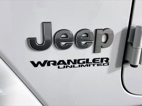 Used 2018 Jeep Wrangler Unlimited Sahara image 30