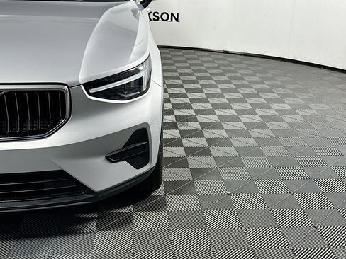 Used 2025 Volvo XC40 B5 Core image 9