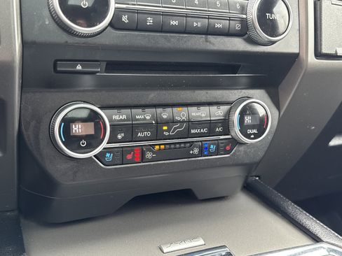 Used 2018 Ford Expedition XLT w/ Equipment Group 202A AWD/4WD image 18