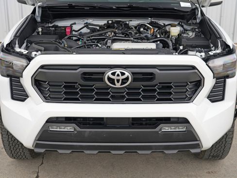 Used 2024 Toyota Tacoma TRD Off-Road image 8