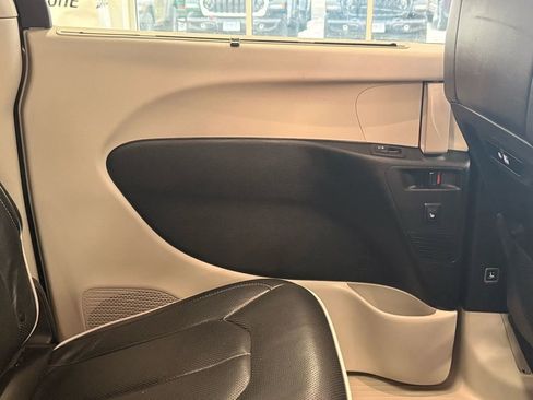 Used 2023 Chrysler Pacifica Limited image 44