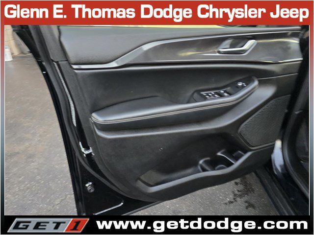 Used 2023 Jeep Grand Cherokee Altitude AWD/4WD image 23
