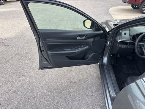 Used 2025 Nissan Altima 2.5 SV FWD image 22