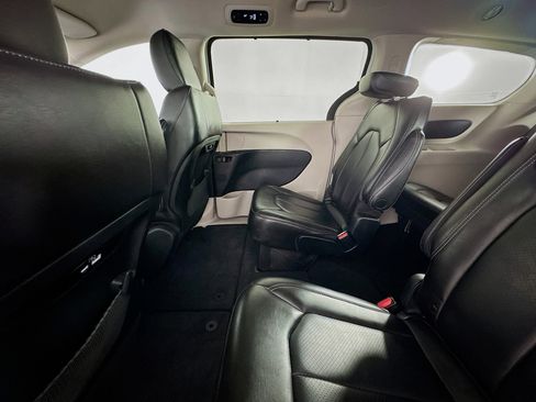 Used 2023 Chrysler Pacifica Touring-L FWD image 40