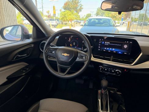 Used 2025 Chevrolet Trax LT FWD image 33